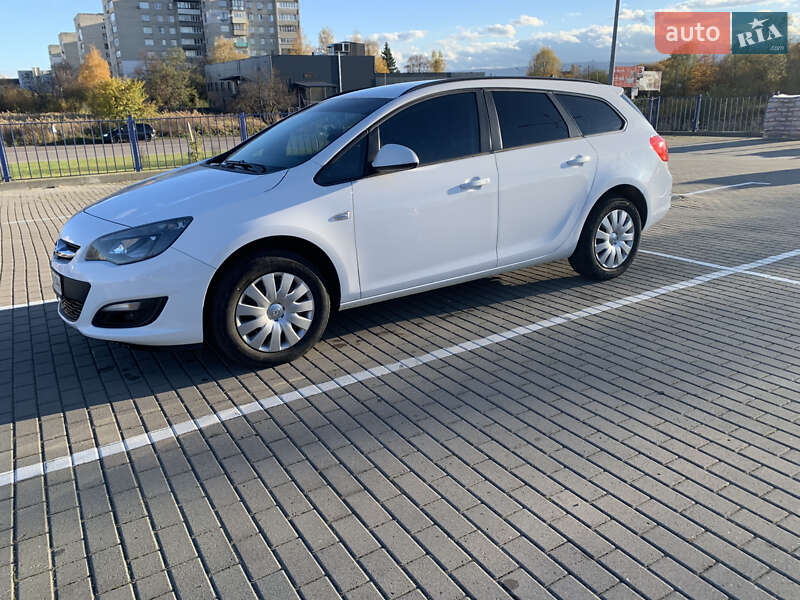 Універсал Opel Astra 2015 в Дрогобичі