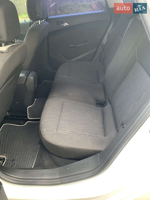 Універсал Opel Astra 2015 в Дрогобичі