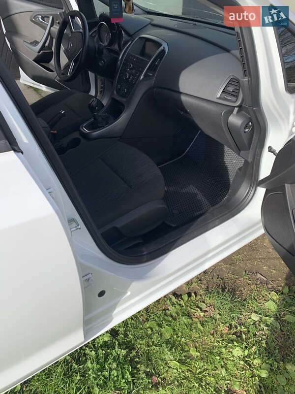 Універсал Opel Astra 2015 в Дрогобичі