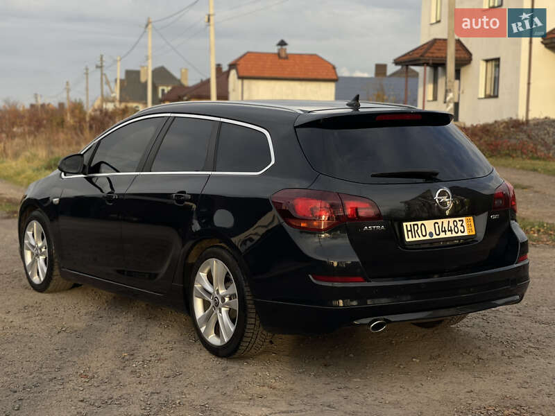 Універсал Opel Astra 2012 в Рівному