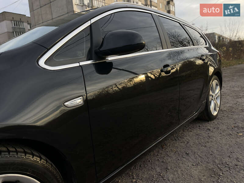 Універсал Opel Astra 2012 в Рівному