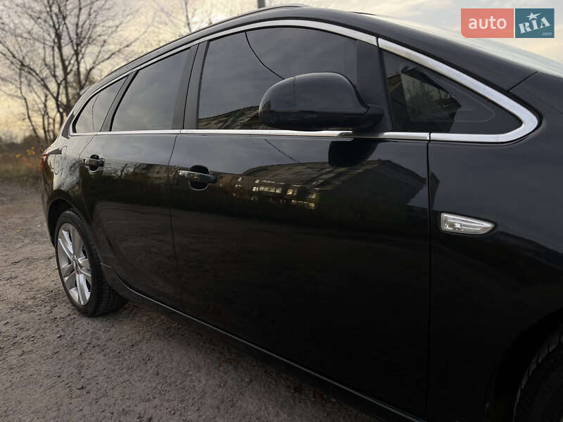 Універсал Opel Astra 2012 в Рівному