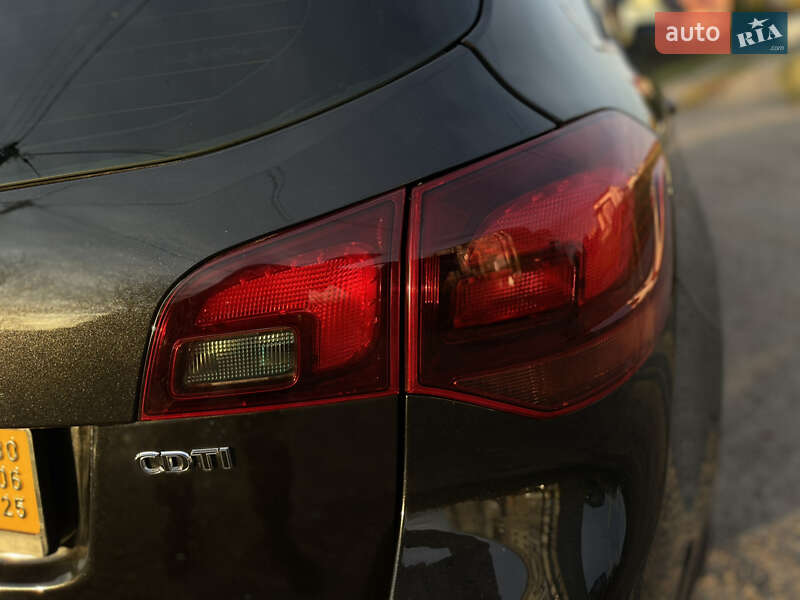 Універсал Opel Astra 2012 в Рівному