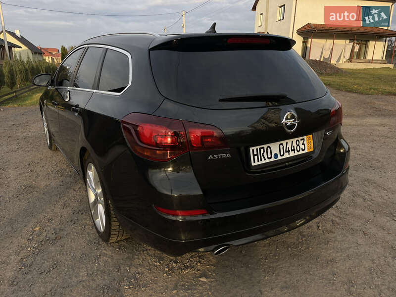 Універсал Opel Astra 2012 в Рівному