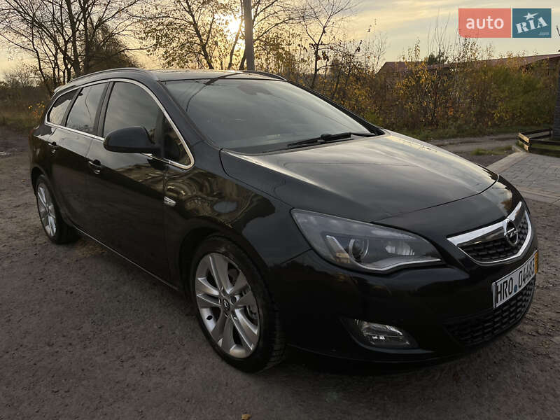 Універсал Opel Astra 2012 в Рівному