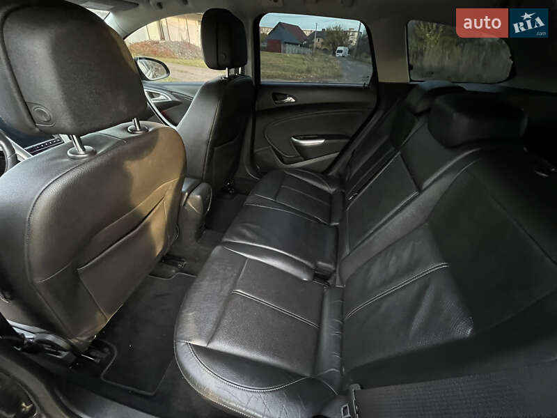 Універсал Opel Astra 2012 в Рівному