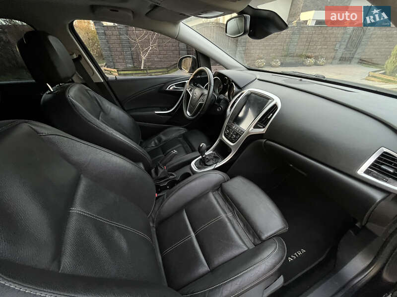 Універсал Opel Astra 2012 в Рівному