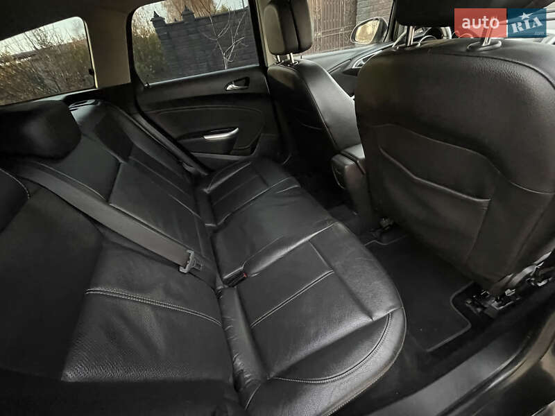 Універсал Opel Astra 2012 в Рівному