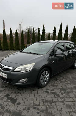 Універсал Opel Astra 2011 в Надвірній