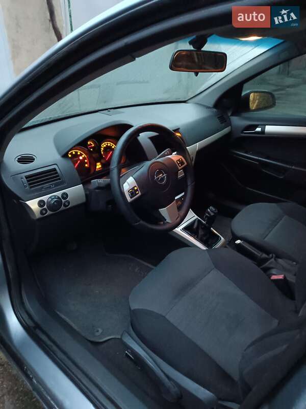 Хэтчбек Opel Astra 2007 в Черноморске