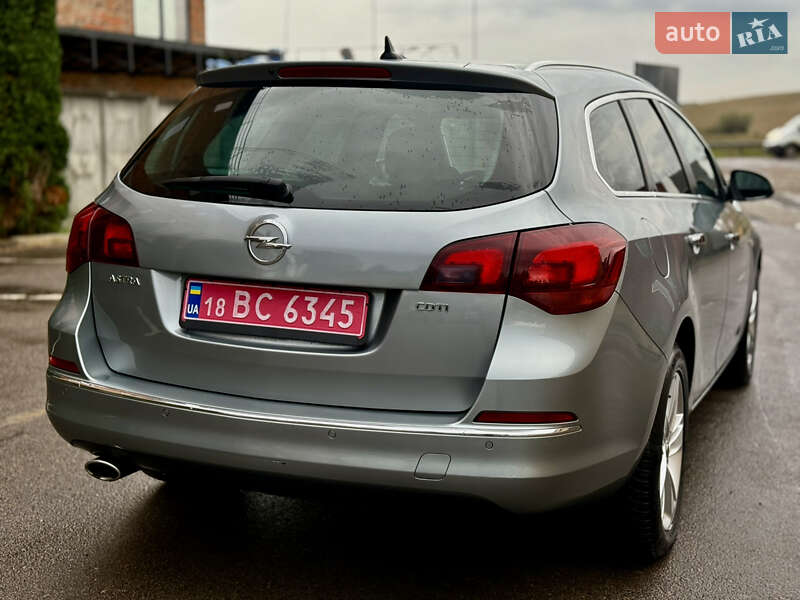 Універсал Opel Astra 2013 в Рівному