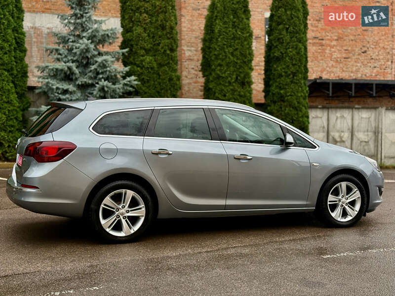 Універсал Opel Astra 2013 в Рівному