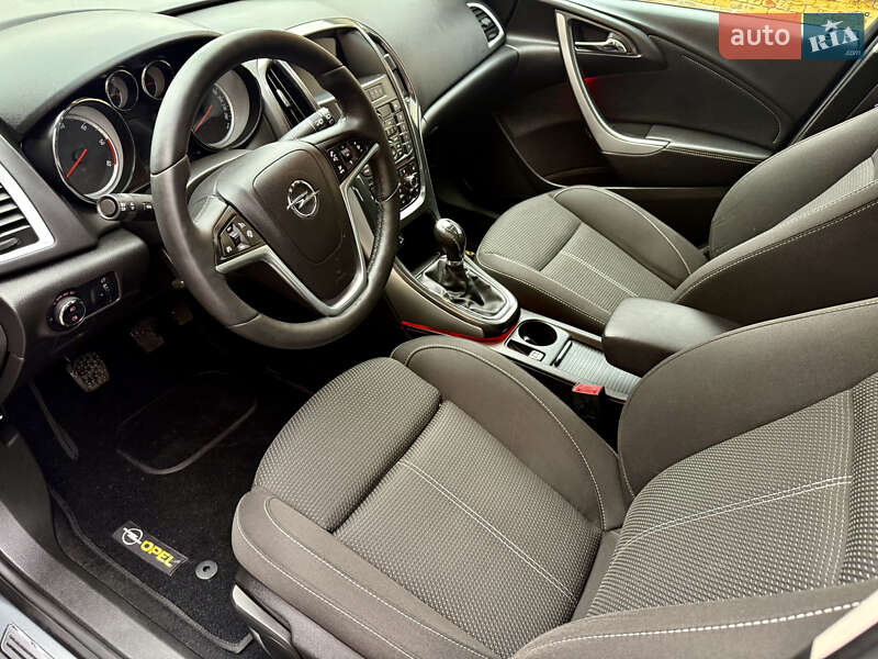 Універсал Opel Astra 2013 в Рівному