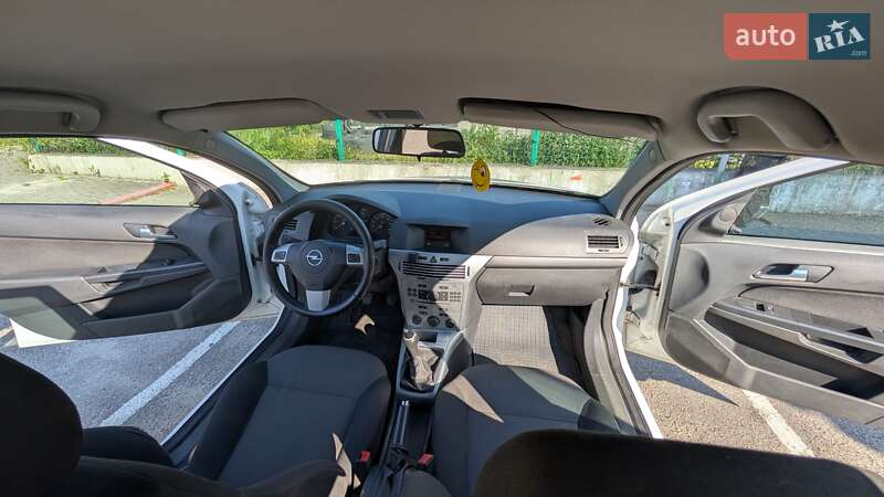 Універсал Opel Astra 2011 в Львові