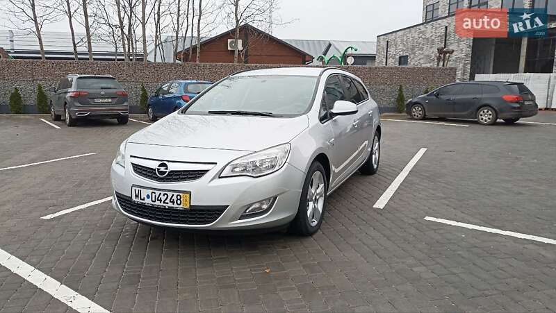 Універсал Opel Astra 2012 в Житомирі