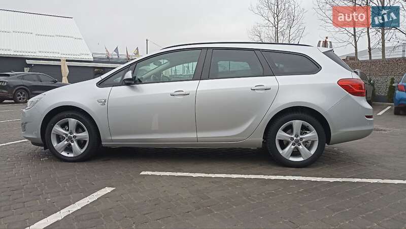 Універсал Opel Astra 2012 в Житомирі