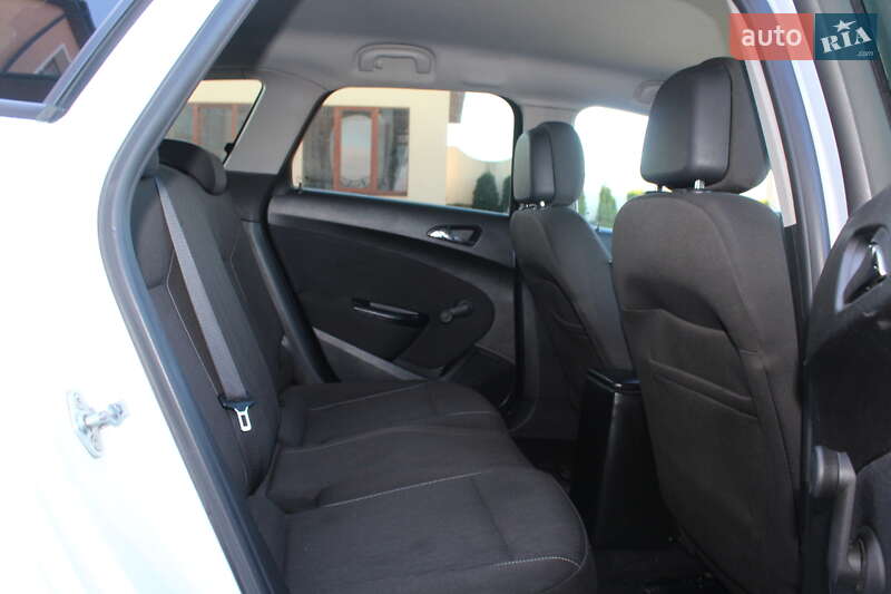 Універсал Opel Astra 2013 в Трускавці