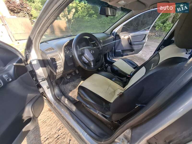 Седан Opel Astra 2003 в Нетешине