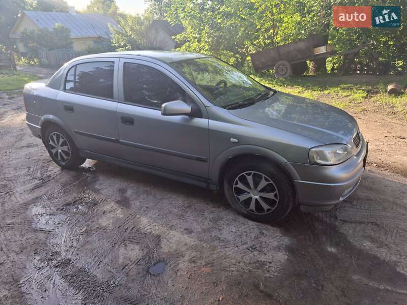 Седан Opel Astra 2003 в Нетешине