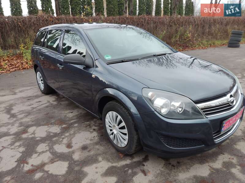Універсал Opel Astra 2010 в Луцьку