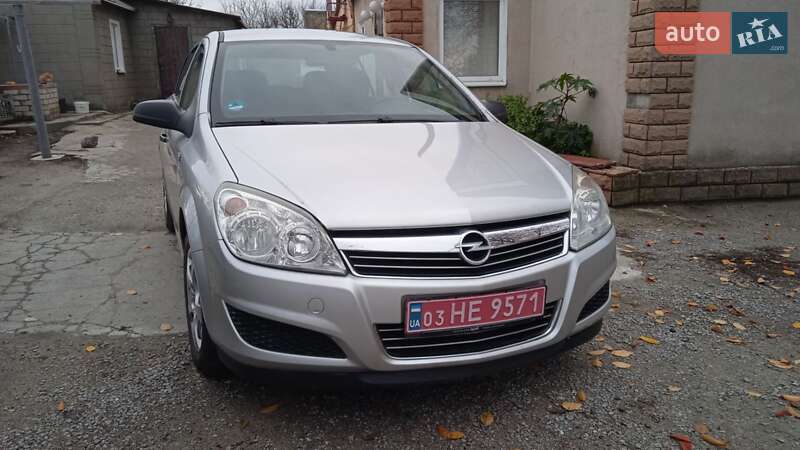 Хэтчбек Opel Astra 2009 в Новониколаевке