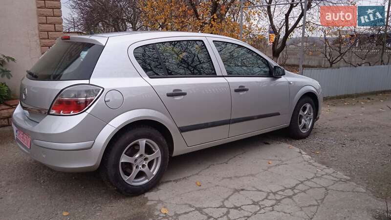 Хэтчбек Opel Astra 2009 в Новониколаевке