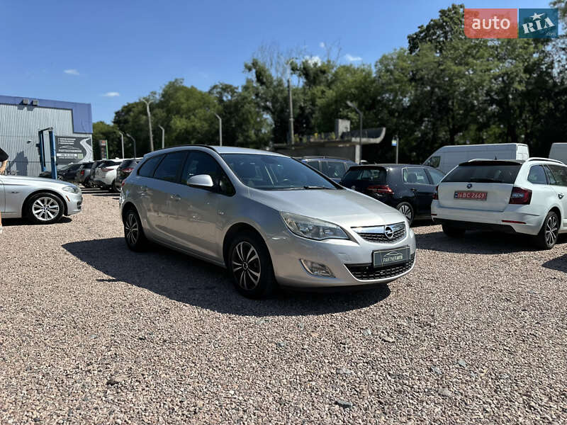 Универсал Opel Astra 2011 в Ровно