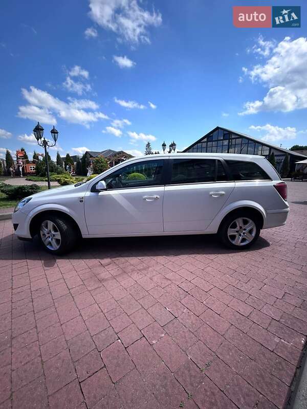 Универсал Opel Astra 2010 в Стрые