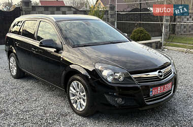 Универсал Opel Astra 2010 в Ровно