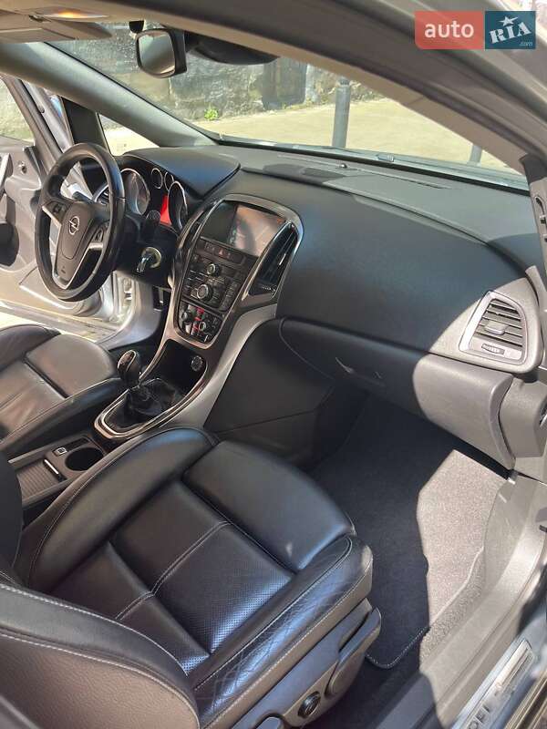 Універсал Opel Astra 2011 в Львові