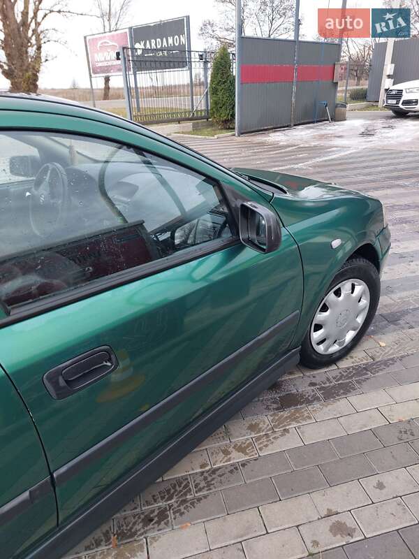 Седан Opel Astra 2004 в Киеве