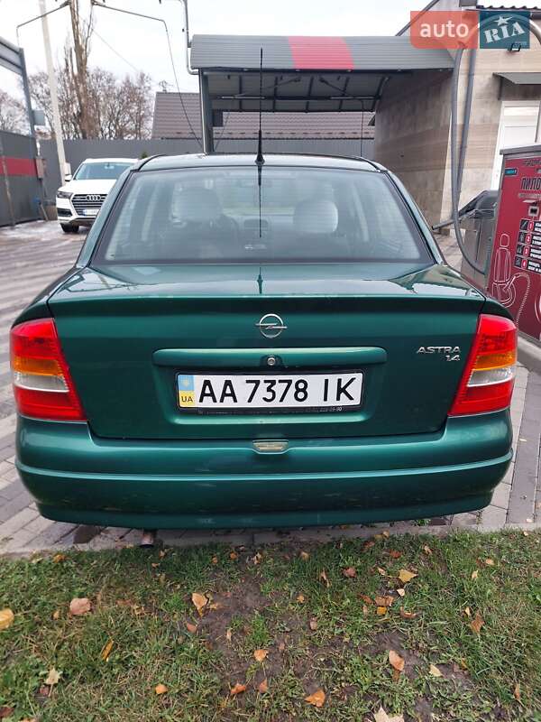 Седан Opel Astra 2004 в Киеве