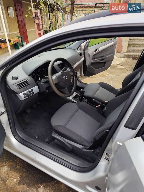 Универсал Opel Astra 2005 в Надворной