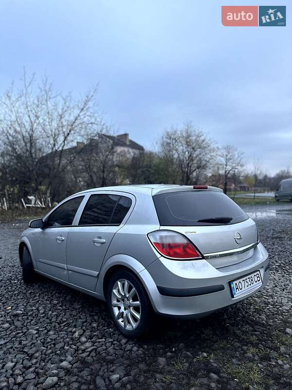 Хетчбек Opel Astra 2006 в Мукачевому
