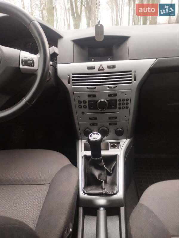 Хэтчбек Opel Astra 2012 в Малине