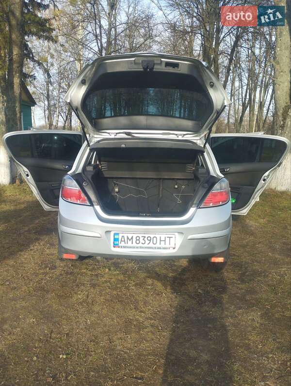 Хэтчбек Opel Astra 2012 в Малине