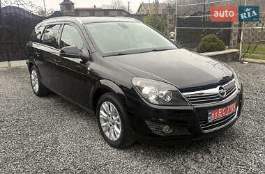 Универсал Opel Astra 2010 в Клевани