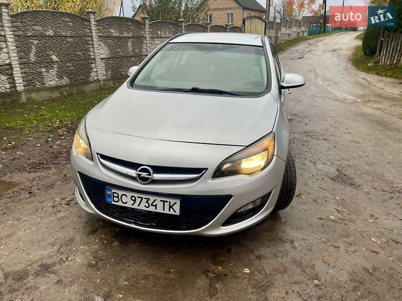 Універсал Opel Astra 2014 в Рівному