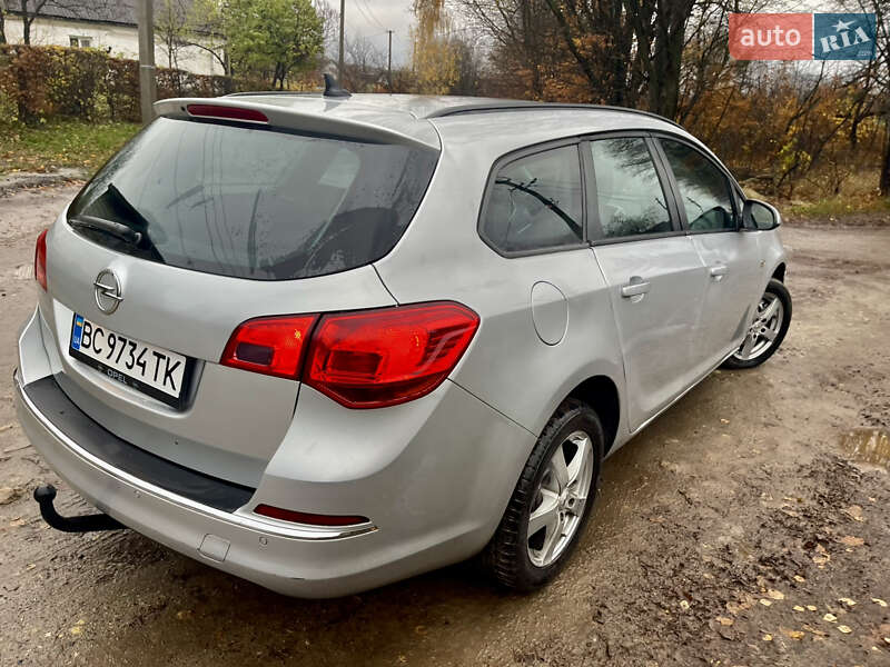 Універсал Opel Astra 2014 в Рівному