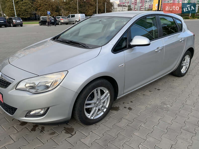 Хэтчбек Opel Astra 2011 в Луцке