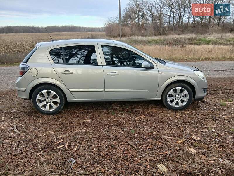 Хэтчбек Opel Astra 2007 в Золотоноше
