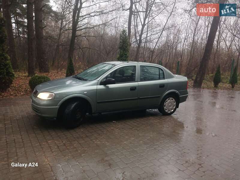 Седан Opel Astra 2006 в Львові
