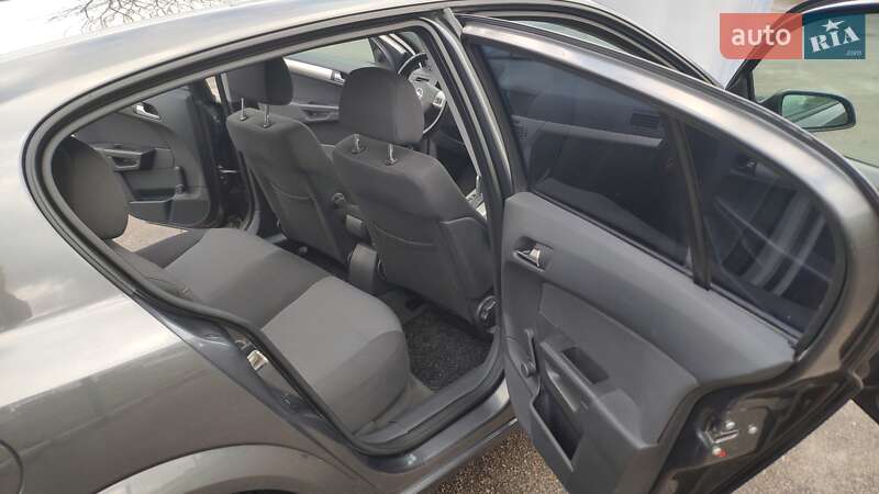 Хэтчбек Opel Astra 2008 в Южноукраинске