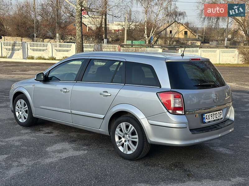 Універсал Opel Astra 2010 в Харкові