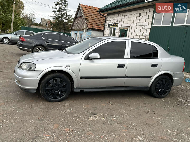 Седан Opel Astra 2004 в Новом Буге