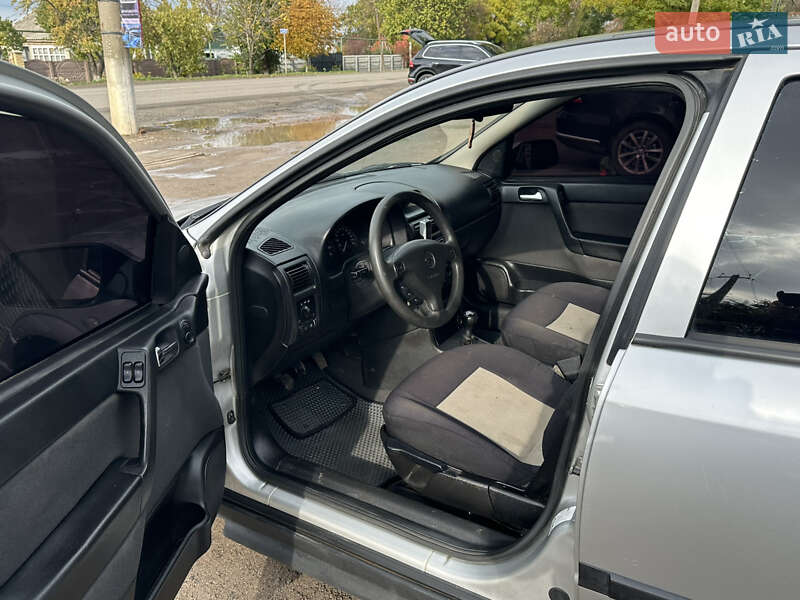Седан Opel Astra 2004 в Новом Буге