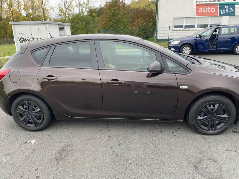 Хетчбек Opel Astra 2011 в Рівному