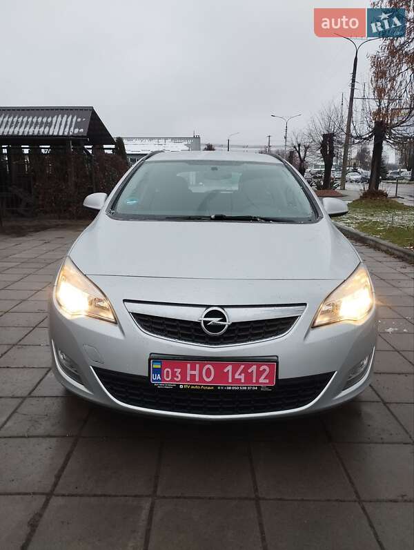 Універсал Opel Astra 2011 в Луцьку