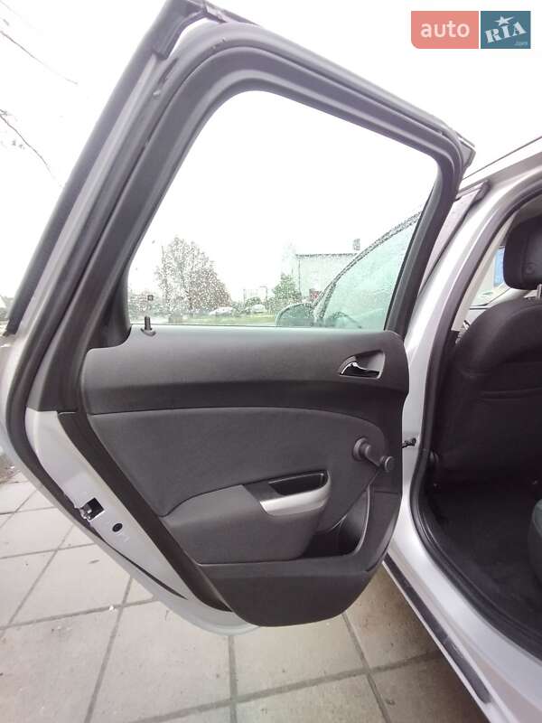 Універсал Opel Astra 2011 в Луцьку