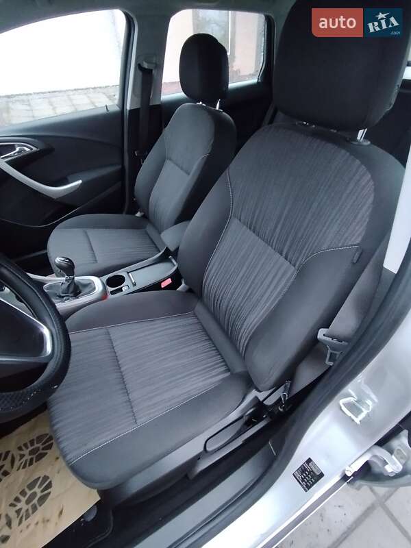 Універсал Opel Astra 2011 в Луцьку